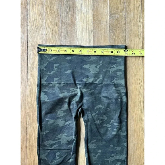 Spanx Look at Me Now Seamless Leggings in Green Camo Size M - Picture 3 of 5